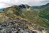 Parco Jotunheimen, Norvegia. Il crinale del Memurutunga che separa la Memurutal dal Gjende su cui si svolge il nostro percorso. 